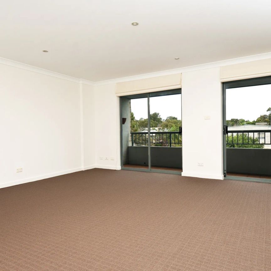 Top floor one bedroom apartment in the sought after Allen Estate. - Photo 1
