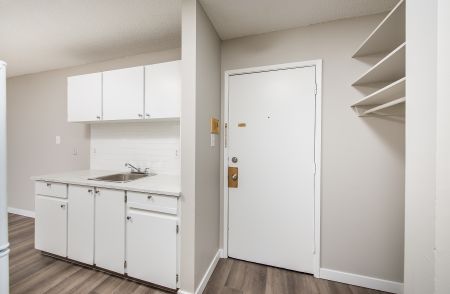 Signature Manor - Photo 3