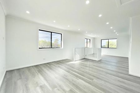 Stylish Low-Maintenance Home with Spacious Terrace - Photo 2