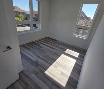 For Lease - 3250 Carding Mill Trail Unit# 211, Oakville, Ontario - Photo 3