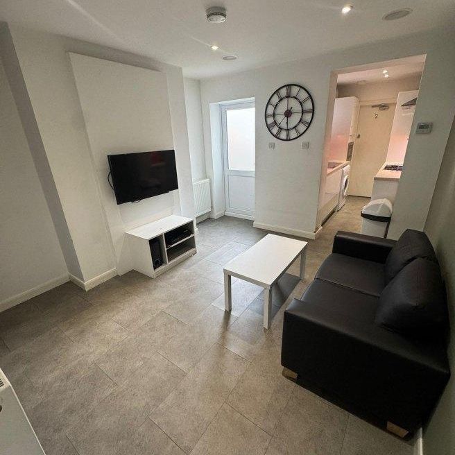 4 bedroom flat to rent - Photo 1