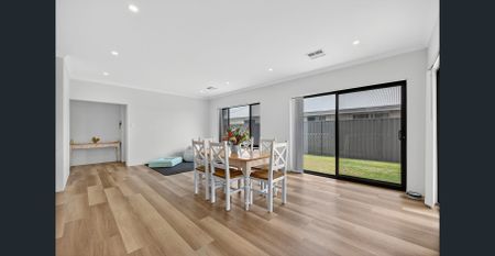 Stunning Lakelands Home - 4 x 2 with double garage - Photo 2