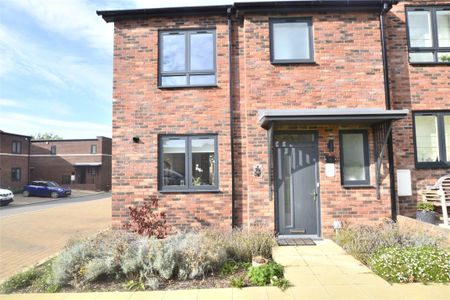 Beatrice Webb Lane, Standish, Gloucestershire, GL10 - Photo 4