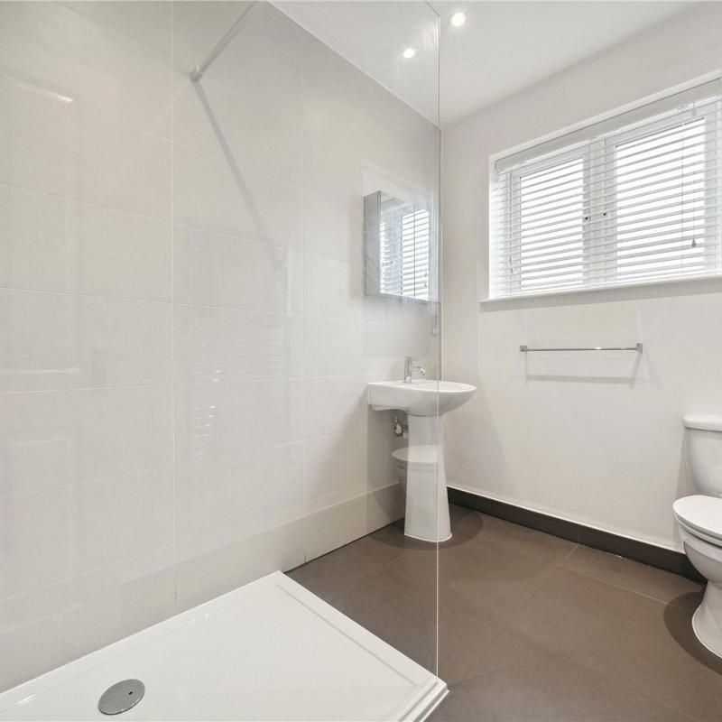 3 bedroom flat in Hampton Hill - Photo 1