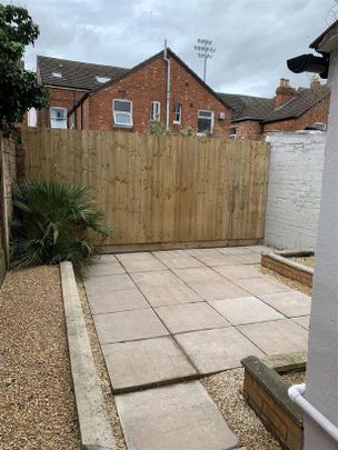 One Room In Student House Swan Road, Gloucester, GL1 - Photo 1