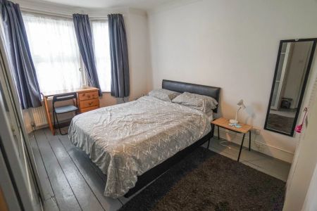 To Rent Avon Road, Charminster, Bournemouth, BH8 £2,575 pcm Tenancy Info - Photo 3