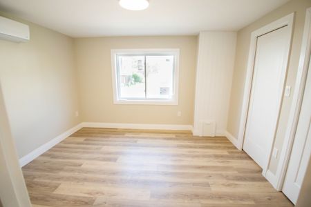 **RENOVATED DETACHED UNIT FOR RENT IN WELLAND!** - Photo 3