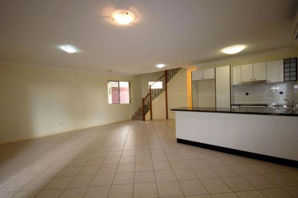 2/253 Cavendish Road, 4151, Coorparoo Qld - Photo 1