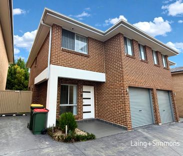 Modern four-bedroom townhouse in sought-after location - Photo 1