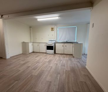 Neat and tidy High set with fresh pain and flooring - Photo 6