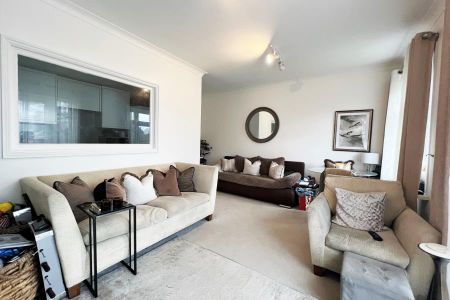 Courthope, Woking, Surrey, GU22 - Photo 4