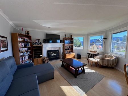 Furnished 3 bedroom upper suite, with views! 1 Year Fixed-term lease until Oct.31, 2025 - Photo 4