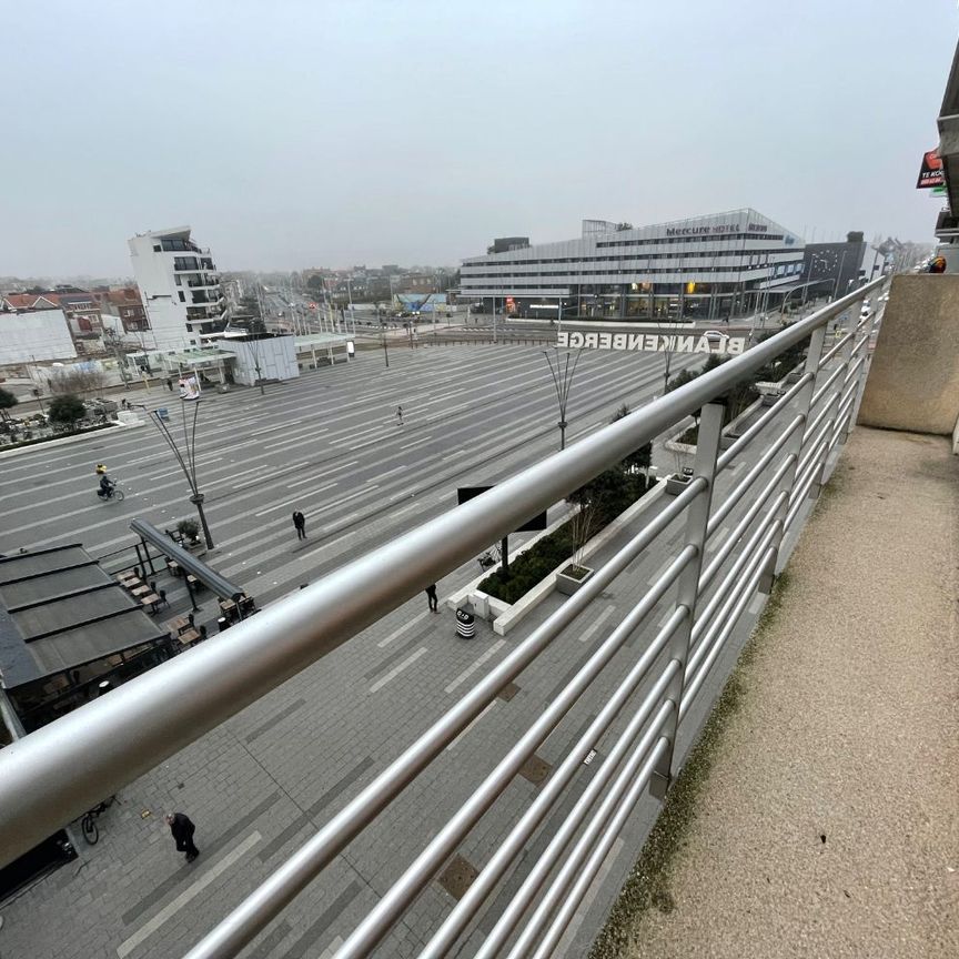 Instapklaar appartement met twee slaapkamers en terras gelegen op het Stationsplein. - Photo 1