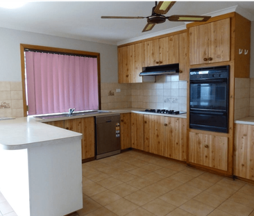 Spacious Family Living in a Quiet Neighbourhood - Photo 3