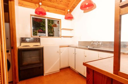 Charming cottage overlooks beautiful bushland - Photo 4