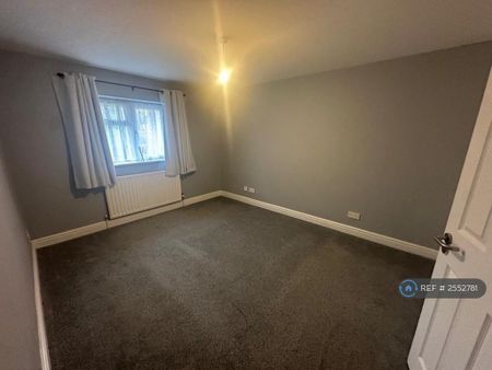 4 bedroom detached house to rent - Photo 3