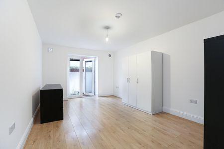 1 Bed Flat, Gordon Road, W5 - Photo 3