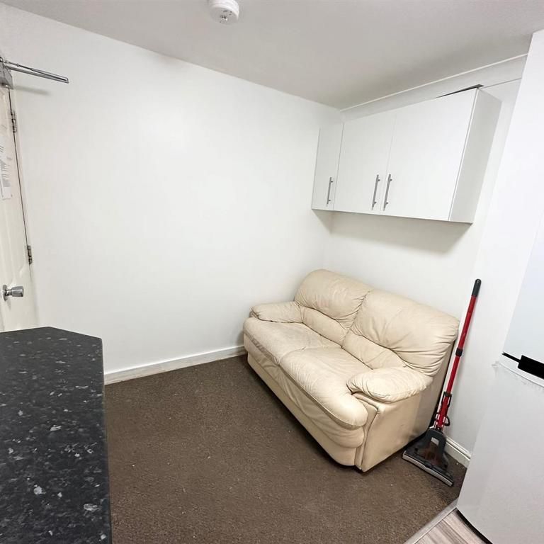 5 bedroom end of terrace house to rent - Photo 1