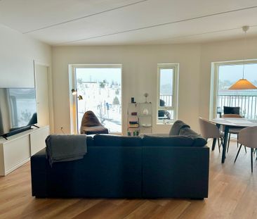 Skøn 4-værelses lejlighed med altan og udsigt - Photo 2