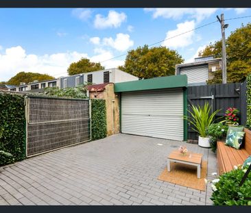 Beautiful home with rear-lane parking access - Photo 6