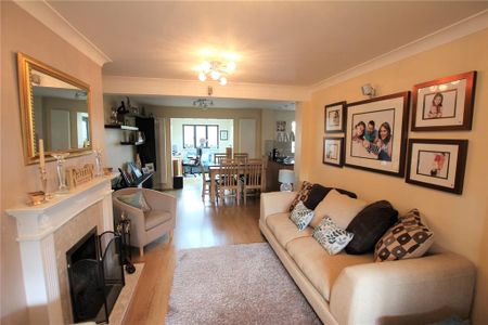 4 bedroom detached house to rent - Photo 3