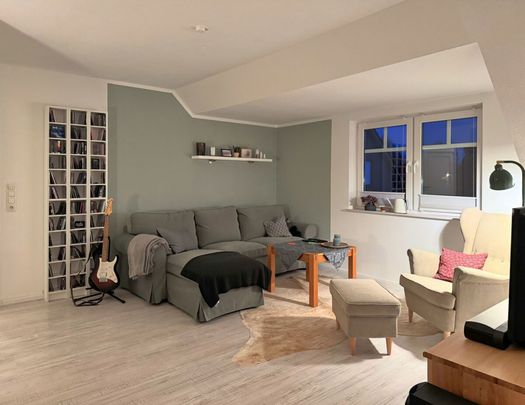 Gemütliche Dachgeschosswohnung mit Balkon in ruhiger und dennoch zentraler Lage der Stadt Aurich - Photo 1