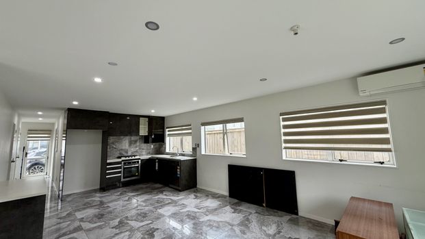 Modern 4-Bedroom, 3-Bathroom Townhouse in Mangere - Photo 1