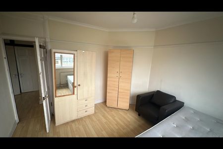 2 Bed Terraced House, Huxley Drive, RM6 - Photo 5