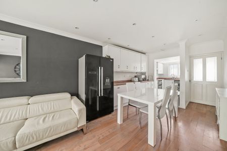 Claremont Close, kent, London - Photo 2