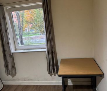 Room in a Shared House, Chamberlain Close, IG1 - Photo 6