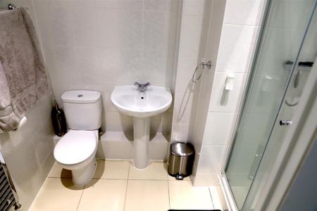 1 bedroom in a house share to rent - Photo 5