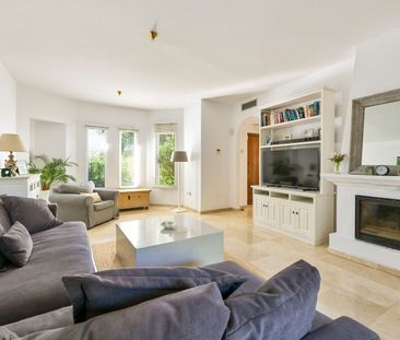 Casa adosada de alquiler en Bell Air, Bel - Air - Photo 1