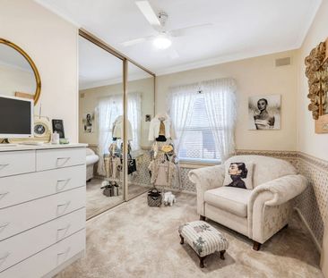 Family Home 3 or 4 Bedrooms | 3 Spacious Living Areas - Photo 1