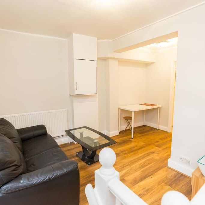1 Bed Flat, Lexham Gardens, W8 - Photo 1