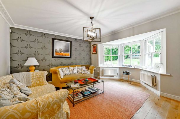 This beautifully presented modern detached home is situated in the sought-after village of Kingwood, offering a spacious and flexible family living environment - Photo 1