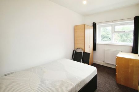 6 bedroom semi-detached house to rent - Photo 3