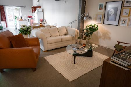 Spacious one-bedroom in the heart of Newtown - Photo 4