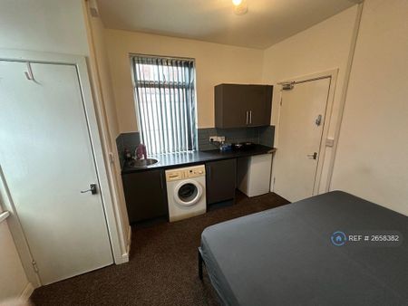1 bedroom in a house share to rent - Photo 2