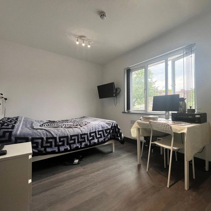 Wellington Avenue, Hounslow, TW3 3SX - Photo 1