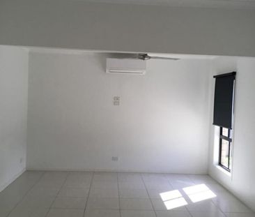 Modern 5 Bed + 3 Bath Home - Photo 4
