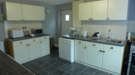 3 bedroom semi-detached house to rent - Photo 4