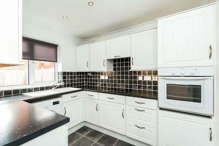 3 bedroom semi-detached house to rent - Photo 4