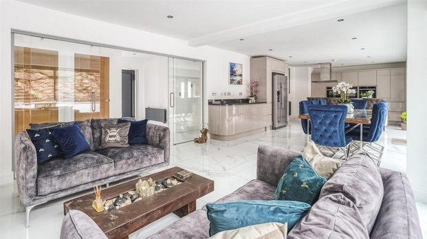 4 bedroom detached bungalow to rent - Photo 1