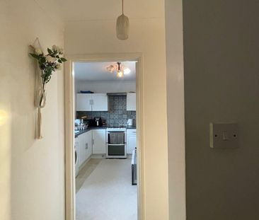 Studio flat with seperate kitchen - Ideal for working couple - Photo 1