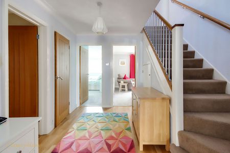 3 bed detached house to rent in Chestnut Close, Angmering, BN16 - Photo 2