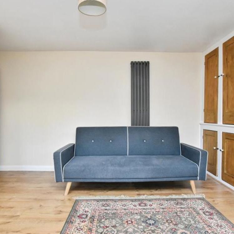 A great one bedroom garden flat in the sought-after Southville area of Bristol, close to Wapping Wharf and its vibrant harbourside amenities. The property is presented in immaculate condition and is well suited to single occupants or couples. - Photo 1