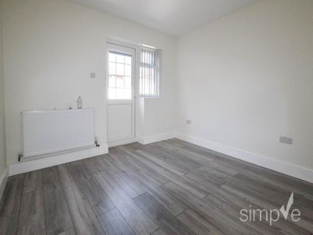 2 bedroom ground floor flat to rent - Photo 3