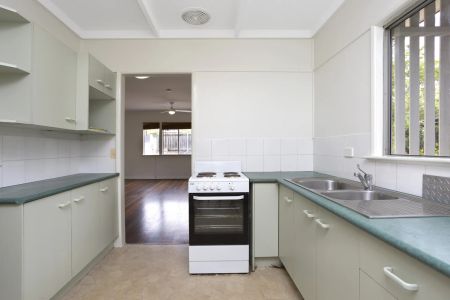 Spacious and Light-Filled Family Home in Desirable Holland Park - Photo 5