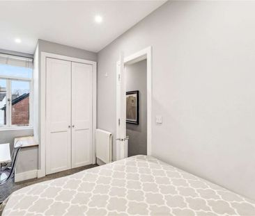 A beautifully presented three bedroom flat on quite residential str... - Photo 2