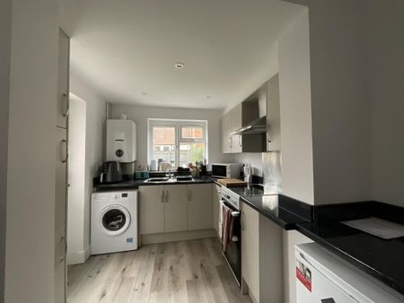 2 bedroom terraced house to rent - Photo 4